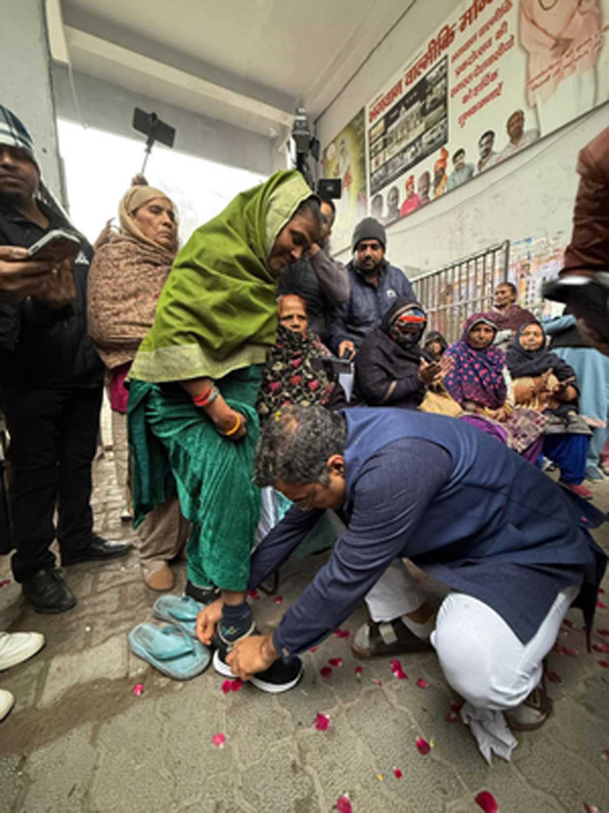 भाजपा नेता प्रवेश वर्मा की बढ़ी मुश्किलें, चुनाव आयोग ने एफआईआर दर्ज करने के दिए निर्देश भाजपा नेता प्रवेश वर्मा की बढ़ी मुश्किलें, चुनाव आयोग ने एफआईआर दर्ज करने के दिए निर्देश